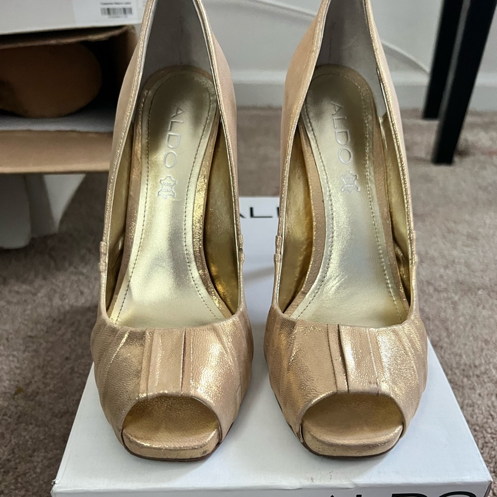 Women’s Gold heels size 39B